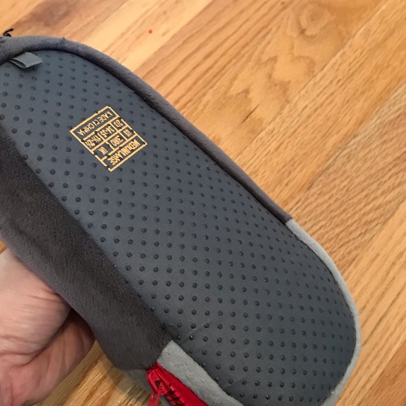 Boy’s Shark 🦈 Slippers Size 1 1/2 - 2 1/2 - Picture 8 of 8